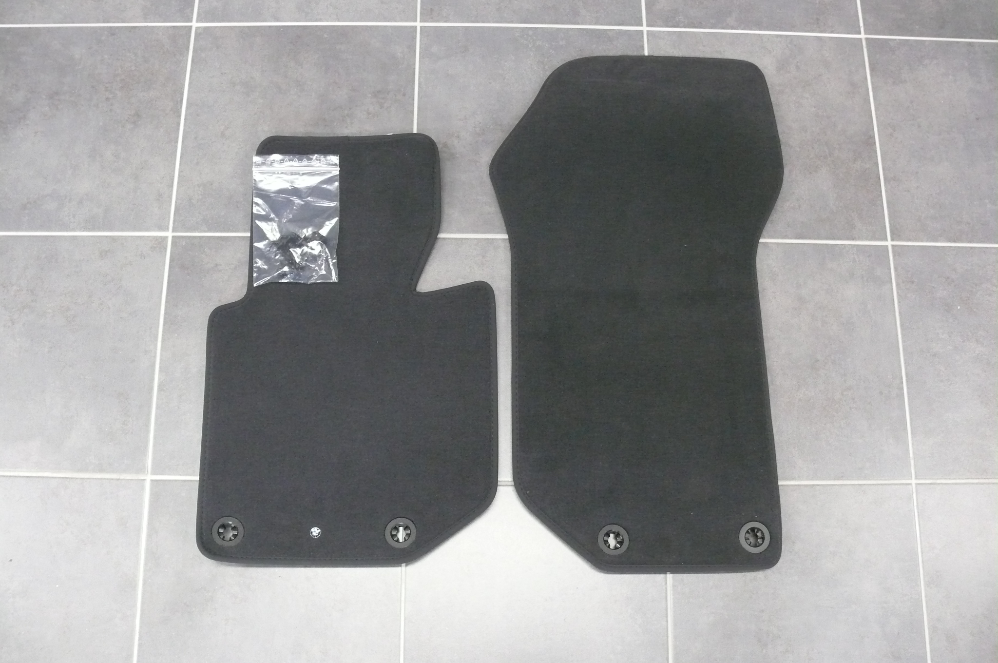 Momo Auto-Fußmatte Auto-Fußmatten-Set Momo 005 Universal Schwarz Grau 4  teilig